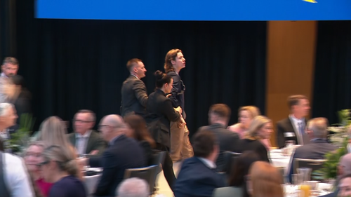 Protestocular güvenlik tarafından otelden çıkarıldı.