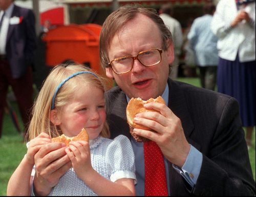 British Agriculture Minister John Gummer and his four-year-old daughter eat a beef burger in 1990