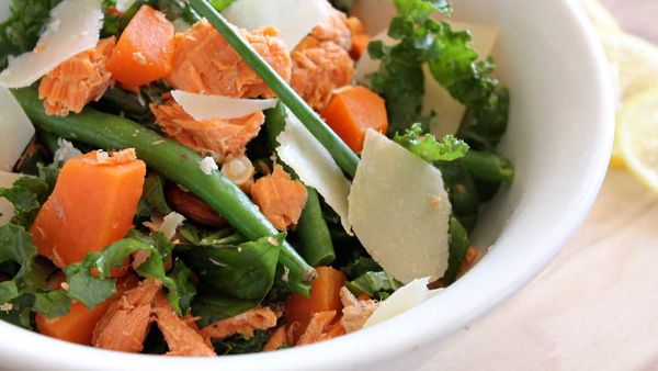 Susie Burrell's easy weight loss salmon salad. Image: Supplied