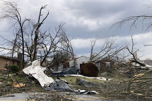 Une maison est endommagée et des arbres sont abattus après qu'une tornade a balayé Little Rock, Ark., le vendredi 31 mars 2023.