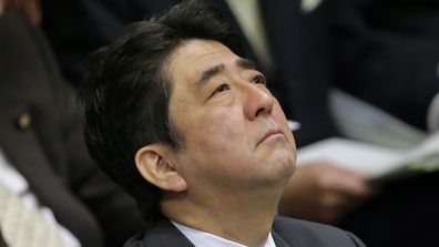 2013 年 2 月 26 日星期二，日本首相安倍晋三在东京的议会预算委员会会议上听取问题