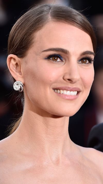 <p><strong>Natalie Portman</strong>'s electric blue cat-eye was a fun addition to her look.</p>