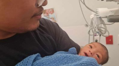 Mamá se reúne con el personal de Costco que la ayudó a dar a luz en el baño de la tienda