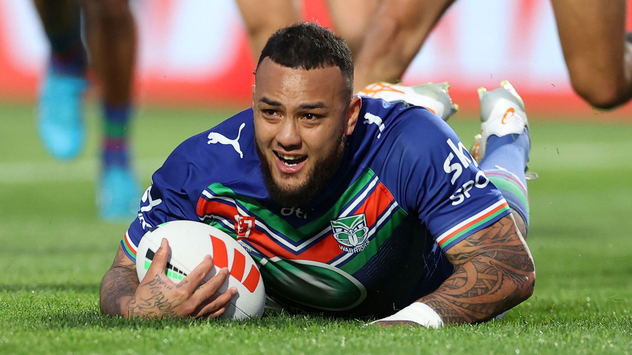 Addin Fonua-Blake scores a try during the semi final match between the New Zealand Warriors and Newcastle Knights at Go Media Stadium Mt Smart on September 16, 2023 in Auckland, New Zealand. 
