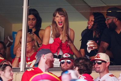 Reaksi Taylor Swift selama paruh pertama pertandingan antara Chicago Bears dan Kansas City Chiefs - tim Travis Kelce - pada 24 September 2023 di Kansas City, Missouri.