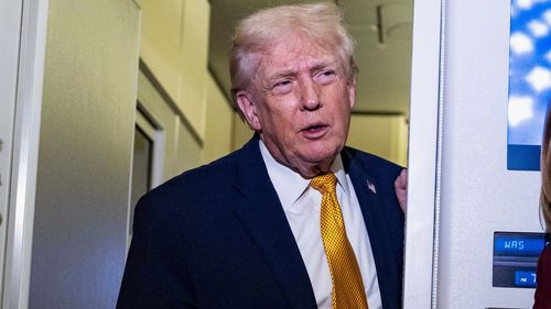 O presidente Donald Trump fala aos repórteres enquanto voava no Força Aérea Um.