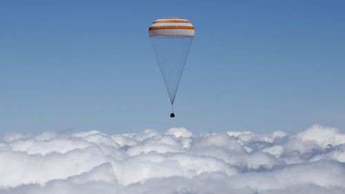 The capsule carrying the space travellers descends back to Earth. (AAP)