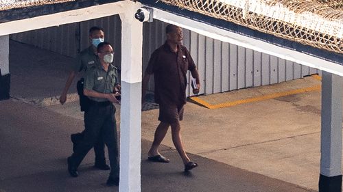 Jimmy Lai, 2023'te Hong Kong'daki Stanley hapishanesinde yürüyor.