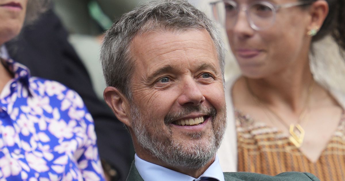 King makes surprise appearance at Wimbledon