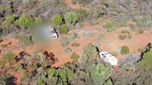 Imagens aéreas de um ute branco descoberto em um parque nacional regional de NSW em relação à caça ao triplo assassino Julian Ingram.