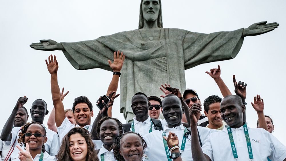 Members of the refugee Olympic team and staffers at the Christ the Redeemer statue. (AFP)