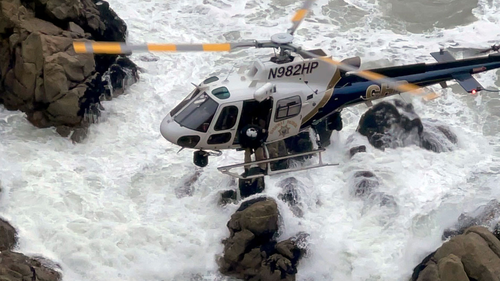 Un hélicoptère de la California Highway Patrol a navigué sur la côte accidentée pour sauver deux occupants de la voiture.