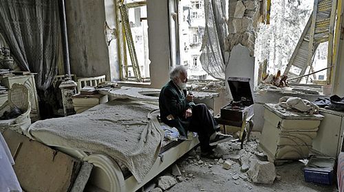 Elderly man's photo perfectly captures Syria's fall