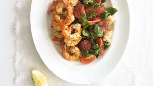 Pan-fried prawns with bread and tomato salad