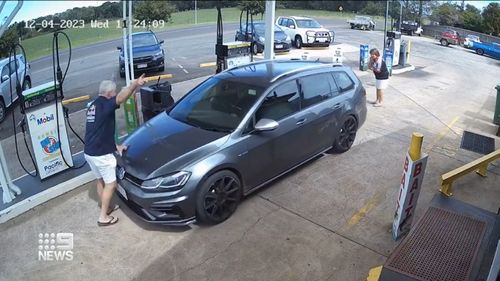 Les voleurs partent avec le propriétaire de la station-service Toowoomba, Clint Webber, sur le capot. 