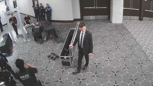 L'uomo armato era passato attraverso il metal detector prima che la maggior parte degli agenti se ne accorgesse.