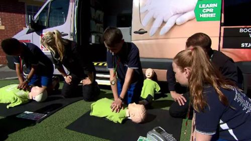 Students training in CPR. (9NEWS)