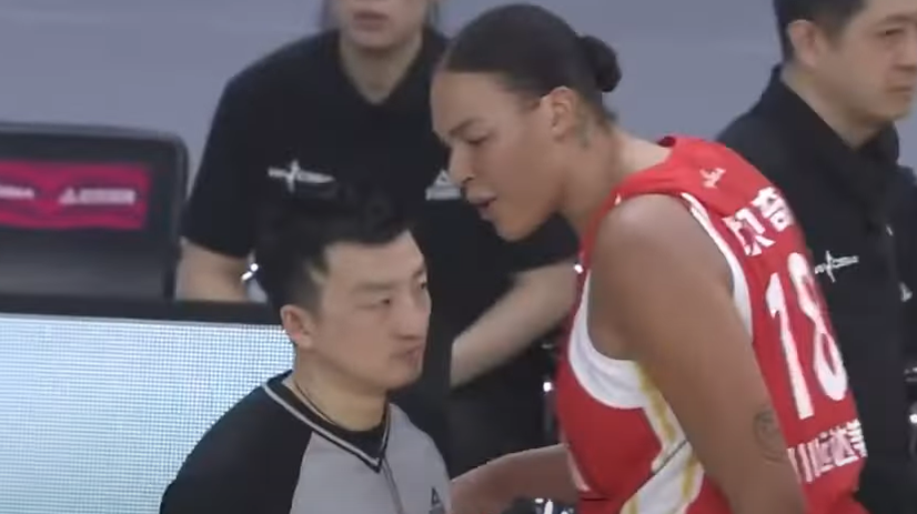 Liz Cambage yells at umpire during WCBA Finals game ejection over the weekend. (Image: YING via Youtube).