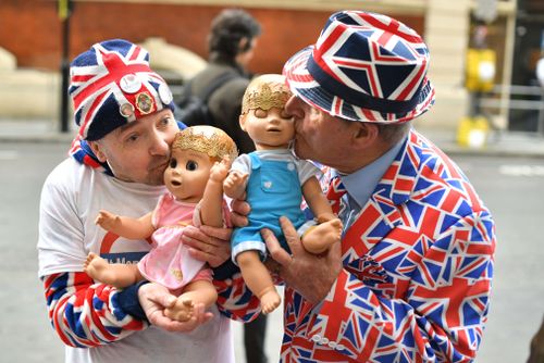 Royal fans John Loughrey (left) and Terry Hutt hold dolls outside the Lindo Wing at St Mary's Hospital. (PA/AAP)