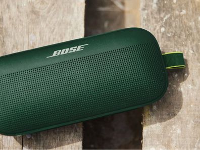 9PR: A close-up image of the Bose SoundLink Flex Bluetooth Portable Speaker in Cypress Green
