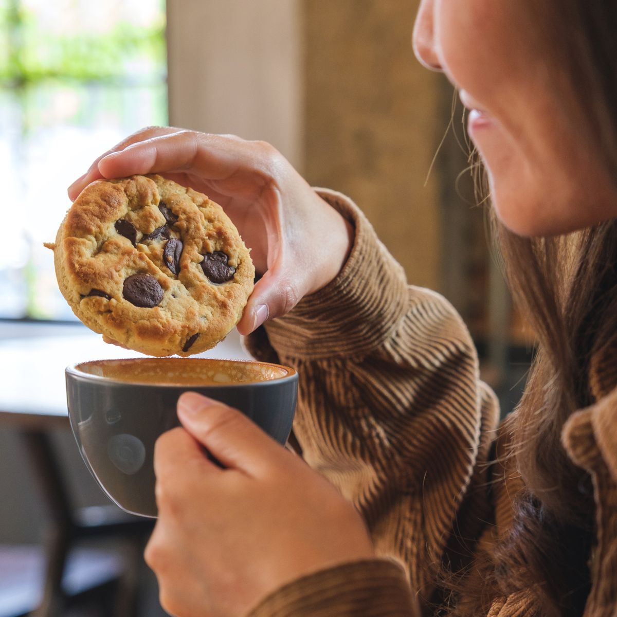 How to properly dunk a biscuit in your tea, the five steps you need to  follow according to a tea expert - 9Kitchen