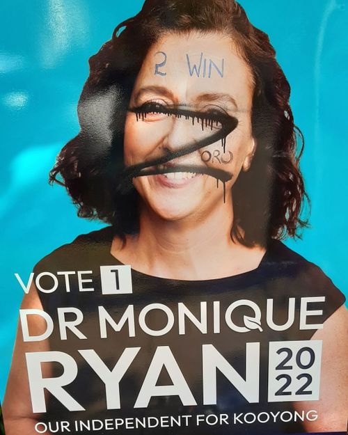 La candidate indépendante de Kooyong Monique Ryan a vu ses pancartes effacées, tout comme son adversaire le trésorier Josh Frydenberg.