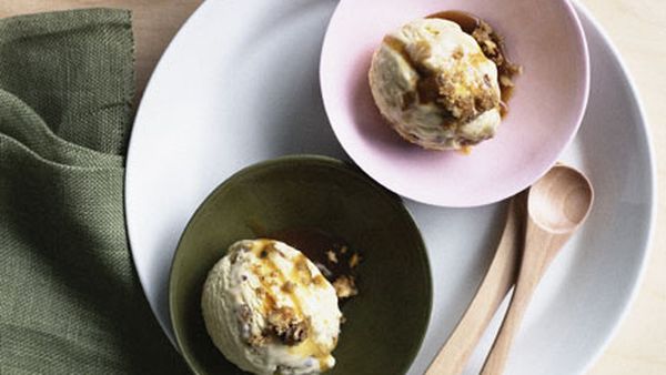 Apple crumble ice-cream