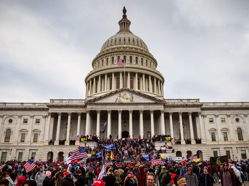 Une foule en maraude prend d'assaut le Capitole des États-Unis.