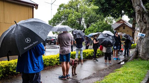 Members of the public are seen queuing at Rushcutter's Bay Park Pop-up Clinic on Dec 23, 2021. Generic of COVID testing clinic.  Photo: Flavio Brancaleone/The Sydney Morning Herald