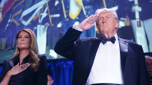 A primeira-dama Melania Trump e o presidente dos EUA, Donald Trump, participam do jantar anual da Associação de Correspondentes da Casa Branca em 25 de abril de 2026 em Washington, DC. O presidente faz sua primeira aparição no evento que evitou no passado. 