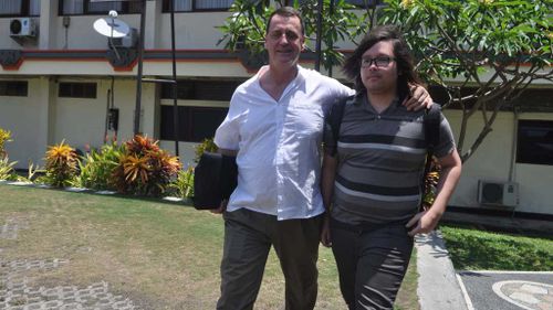 John Ellis (in grey shirt), son of murdered Australian businessman Robert Ellis, arrives at a Bali police station. (AAP)