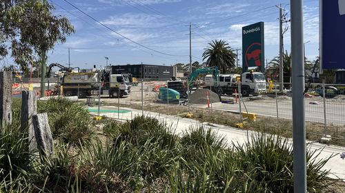 As obras na estrada fora do negócio de Rebekah Becsi em Pakenham.