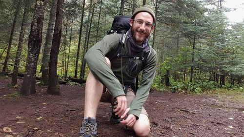 Esta foto sem data fornecida por Michael Pretti mostra Alex J. Pretti, o homem que foi baleado por um oficial federal em Minneapolis. (Michael Pretti via AP)