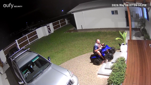 L'uomo viene visto mentre cerca di guidare il quad su per una rampa di scale davanti alla casa delle vacanze.
