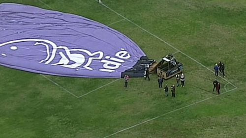 Hot air balloon makes unusual landing in Melbourne cricket field