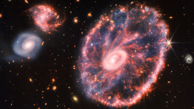 Новый мощный космический телескоп Джеймса Уэбба НАСА заглянул в «хаос».  галактики Колесо Телеги, расположенной примерно в 500 миллионах световых лет от нас в созвездии Скульптора. 