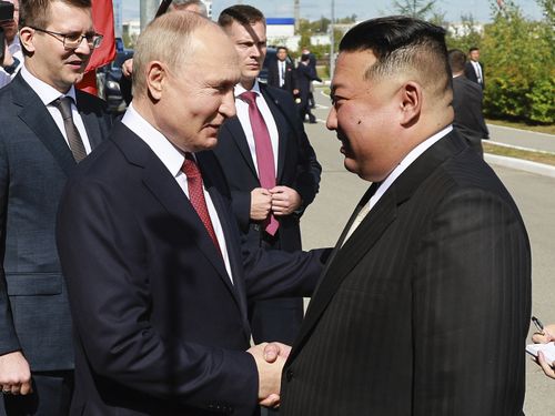 Președintele rus Vladimir Putin și liderul nord-coreean Kim Jong Un își strâng mâna în timpul întâlnirii lor de la Cosmodromul Vostochny.