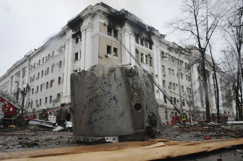 Un fragment de roquette gît sur le sol à côté d'un bâtiment du Service de sécurité ukrainien (SBU) après une attaque à la roquette à Kharkiv, la deuxième plus grande ville d'Ukraine, le mercredi 2 mars 2022. 