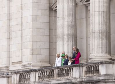 (L-R) Camilla, Duchess of Cambridge, Prince Charles, Prince of Wales, Queen Elizabeth II, Prince George of Cambridge, Prince William, Duke of Cambridge, Princess Charlotte of Cambridge, Prince Louis of Cambridge and Catherine, Duchess of Cambridge stand on the balcony of Buckingham Palace during the Platinum Pageant on June 05, 2022 in London, United Kingdom. 