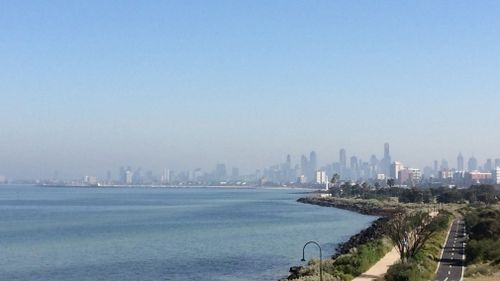 Hot weather has left Melbourne shrouded in haze. (9NEWS/Livinia Nixon)