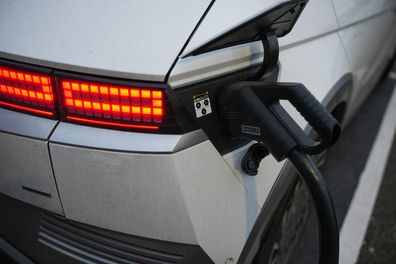 Charging electric vehicles 