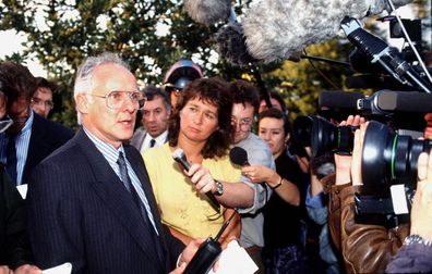 Dickie Arbiter, royal press secretary, speaks to the media in 1990. 