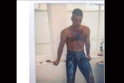 @robbiewilliams In 1998 Gina Kane painted a pair of jeans that took five hours. #BTS #BodyPainting