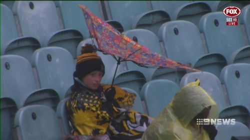 Footy fans in the heart of Melbourne braved the conditions. (9NEWS)