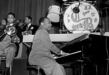 Where did Count Basie form the Count Basie Orchestra in 1935?