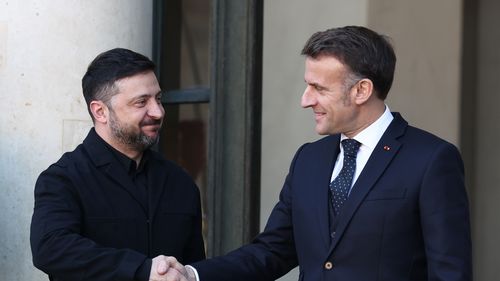 PARIS, FRANÇA - 6 DE JANEIRO: O presidente francês Emmanuel Macron (R) cumprimenta o presidente ucraniano Volodymyr Zelensky em sua chegada ao Palácio do Eliseu em 6 de janeiro de 2026 em Paris, França. Líderes de cerca de 30 países reúnem-se em Paris para discutir o apoio militar à Ucrânia, no meio de negociações em curso sobre um plano de paz mediado pelos EUA para pôr fim à guerra da Rússia na Ucrânia. (Foto de Tom Nicholson/Getty Images)