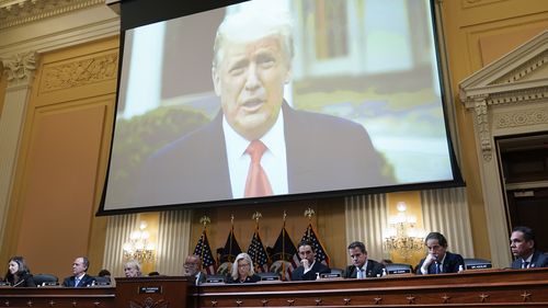Eski Başkan Donald Trump'ın bir videosu, ABD Kongre Binası'na 6 Ocak saldırısını araştıran Meclis seçim komitesi 28 Haziran 2022 Salı, Washington'daki Capitol'de bir duruşma yaparken oynatılıyor. (AP Photo/J. Scott Applewhite)