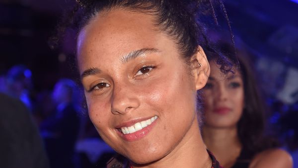 Alicia Keys goes bare-faced at the VMAs and outshines all.