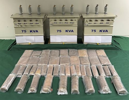 La photo fournie par les services d'information du gouvernement de Hong Kong montre la méthamphétamine présumée saisie à l'aéroport international de Hong Kong et les transformateurs électriques utilisés pour dissimuler la drogue à Hong Kong le 18 octobre 2022. 