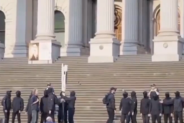 Police are seeking to identify a group of neo-Nazis who posed for a photo and chanted on the steps of Victoria&#x27;s Parliament House. ﻿